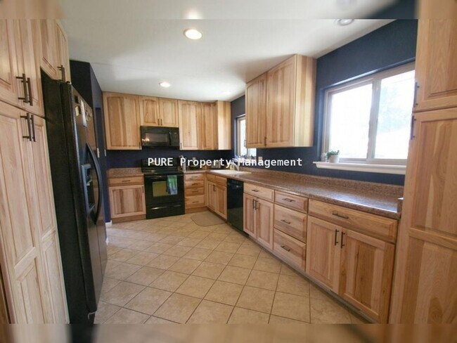 Building Photo - 3 Bed/2 Bath Ranch Home on Large Lot with Oversized Garage