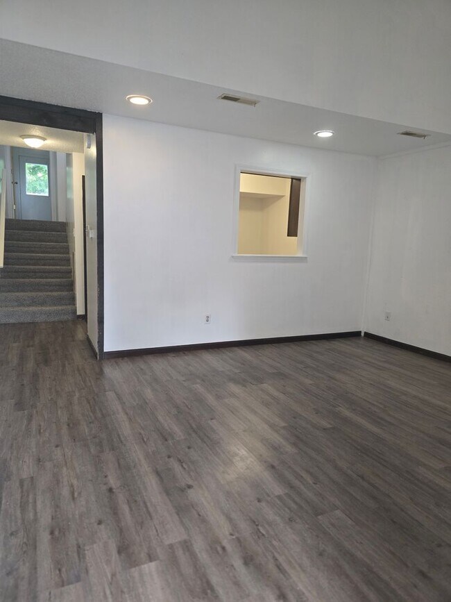 Building Photo - 2305 Southridge Dr