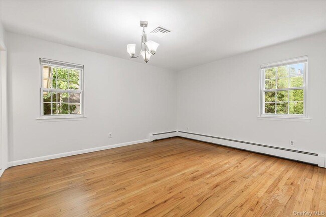 Building Photo - 649 White Plains Rd