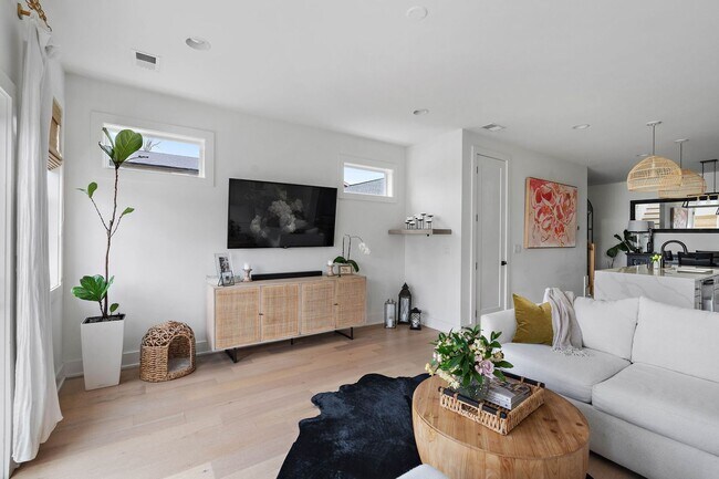 Building Photo - Stylish East Nashville Home with Open Layo...