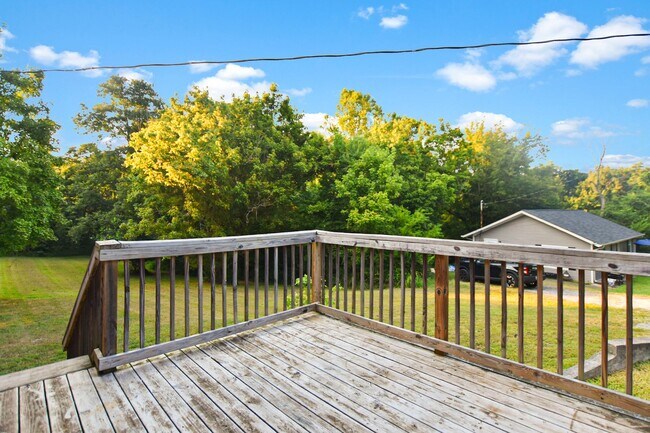 Building Photo - Pet Friendly Three Bedroom!