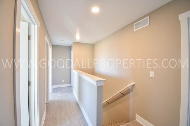 Building Photo - 4 Bedroom 2.5 Bathroom 2 story home in DeSoto!!!