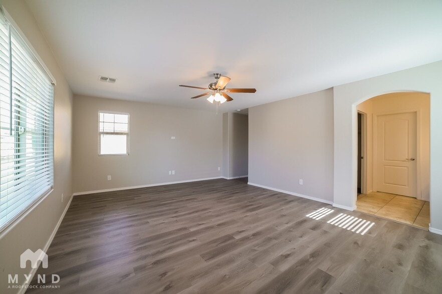 Building Photo - 2566 E Boston St