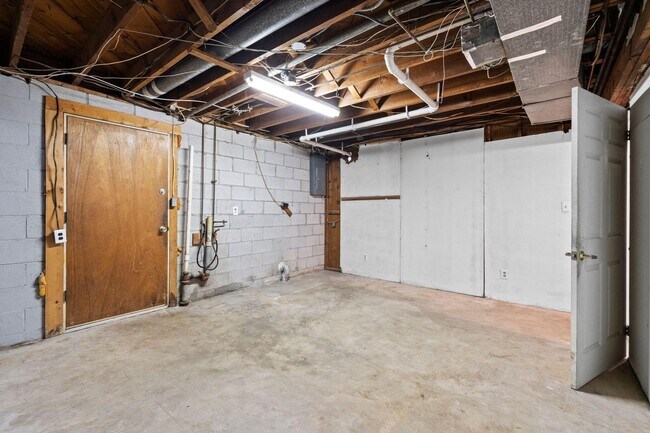 Building Photo - 562 Lone Oak Dr