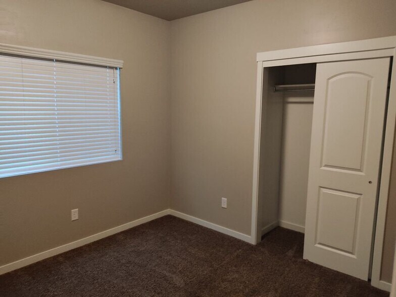 Building Photo - 87 E Jordan Ridge Blvd