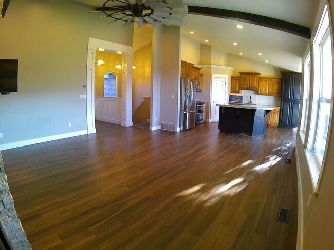 Building Photo - 5 bdrm 3bth Home 3 Car Garage Some utilities included