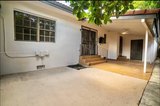 Building Photo - 2121 SW 13th Ave