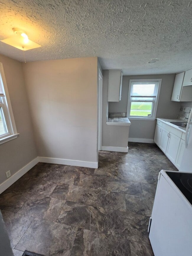 Building Photo - 2 BEDROOM SINGLE FAMILY