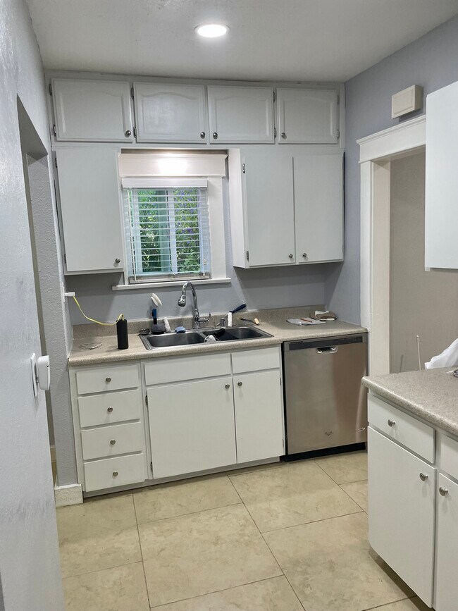 Recessed lighting, dishwasher and garbage disposal - 271 Del Rey Ave