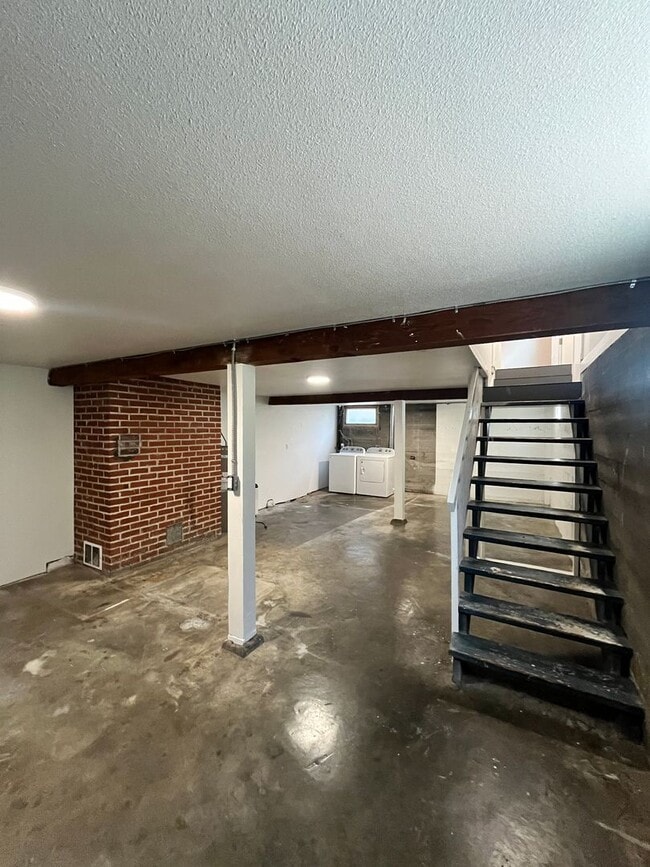 Building Photo - Gorgeous 2-Bedroom Townhome! Hardwood Floo...