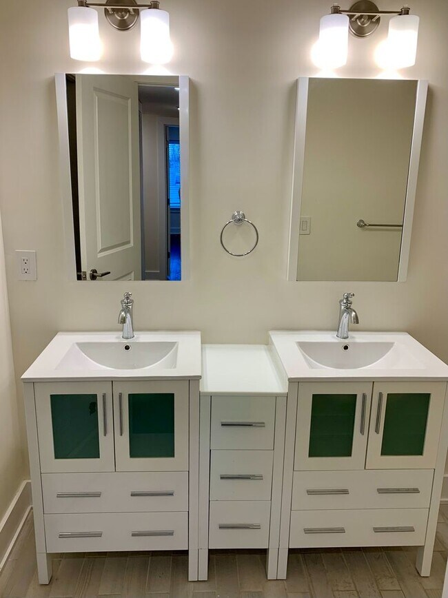 Building Photo - Stunning 2-Bed Condo with Private Roof Deck in Norris Square! Available mid-July!