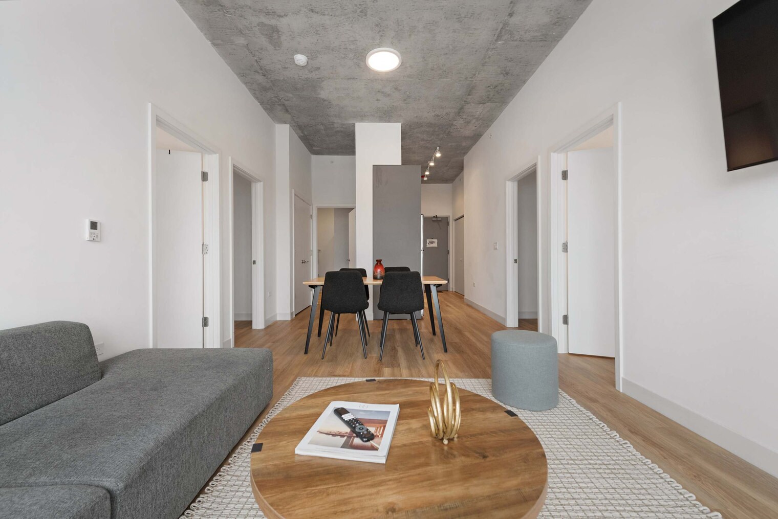 Building Photo - 851 W Blackhawk St