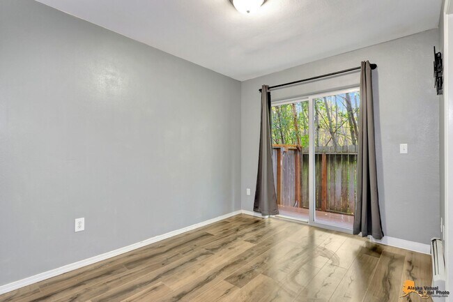 Building Photo - Modern 4-Bedroom Townhome in Desirable Sou...