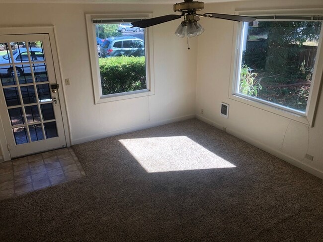 Building Photo - 2 bed/1 bath house in the Historic Washburn District