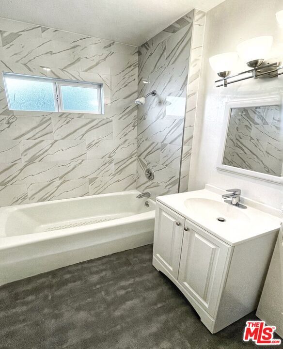 Building Photo - 838 N Sycamore Ave