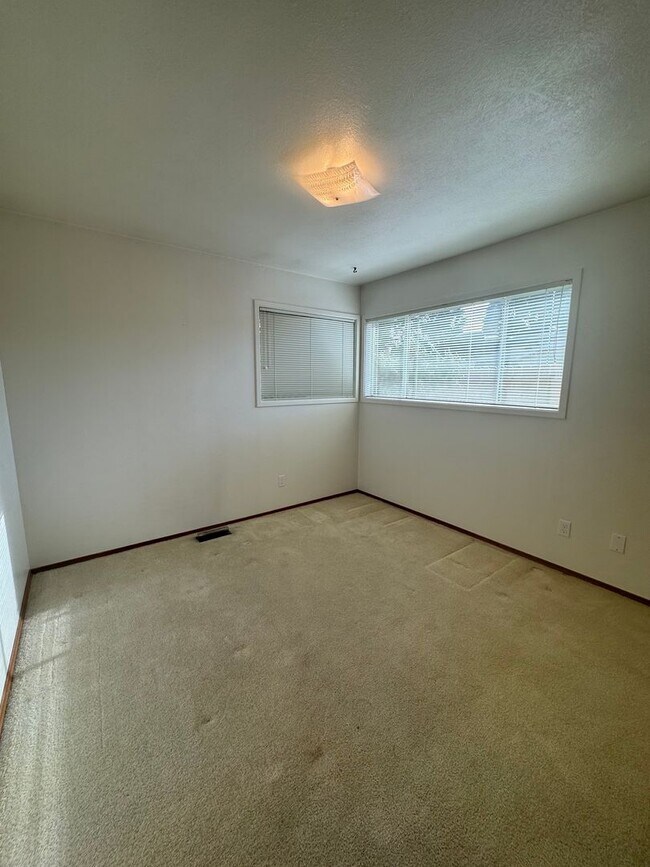 Building Photo - 4337 Lombard Dr