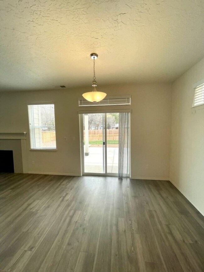 Building Photo - Beautiful like new 3 bedroom Hayden home in Prineville!