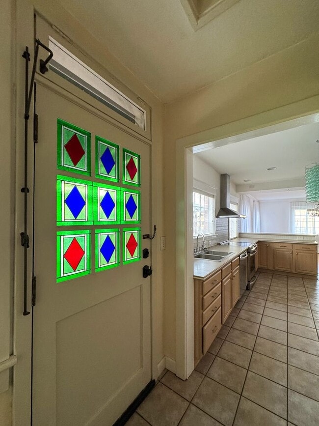 Building Photo - Stunning 4 Bed 4 Bath Haymount Home