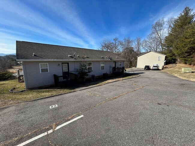 Building Photo - Candler - Recently Renovated Apt Ready for Occupancy!