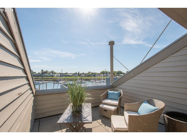 Building Photo - Beautiful 1Bd/1.5Ba Waterfront Condo ~ Gre...