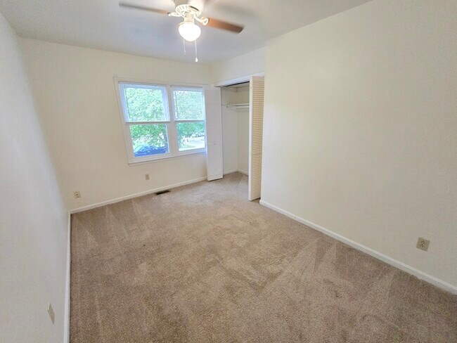 Building Photo - SPACIOUS 4 BED/2.5 TOWNHOME IN GREAT NECK!...