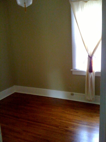 Building Photo - 112 N Hager Ave