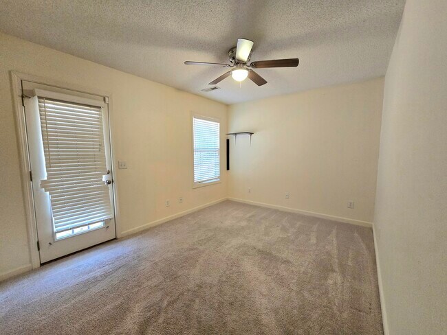 Building Photo - 3682 Beacon Dr