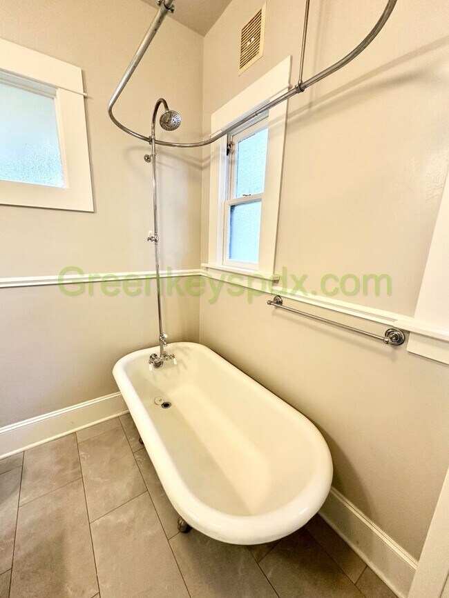 Building Photo - 4727 NE 10th Ave