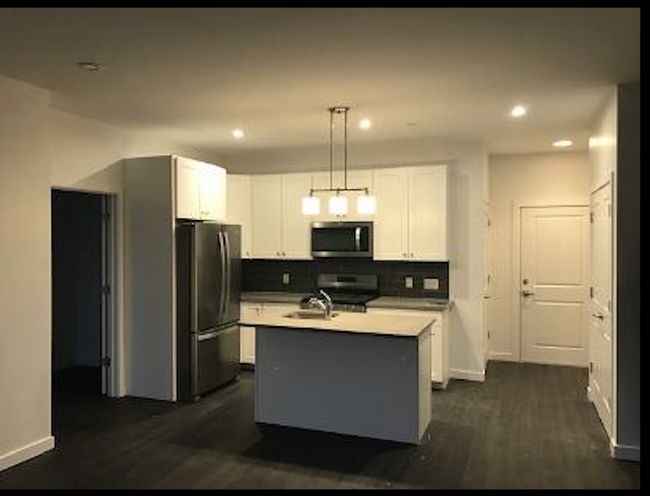 KITCHEN ISLAND - 17 Greenwood Ave