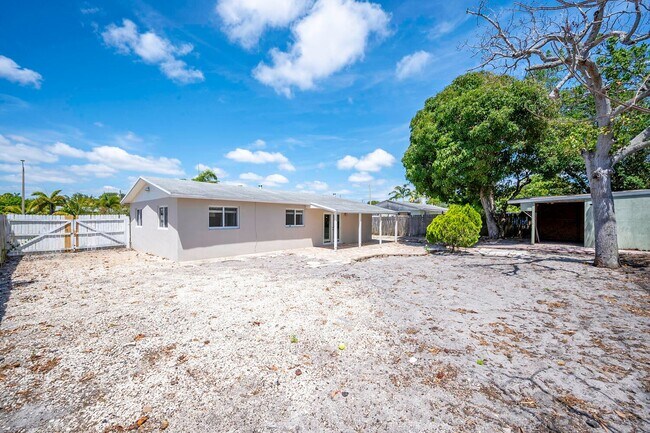 Building Photo - 2100 N Seacrest Blvd