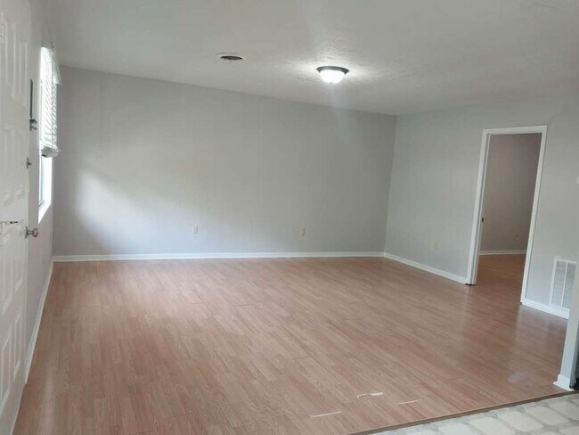 Building Photo - 165 Midway Dr