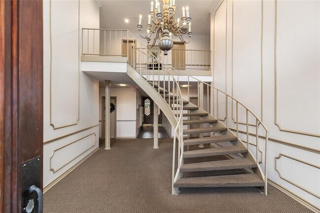 Building Photo - 2824 Briarhurst Dr