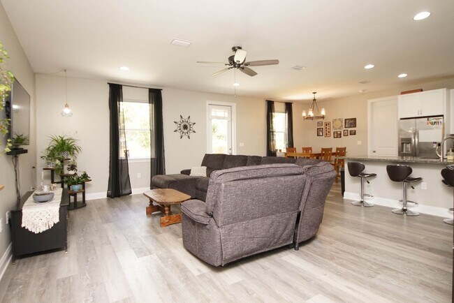 Building Photo - Newer Home in Valparaiso