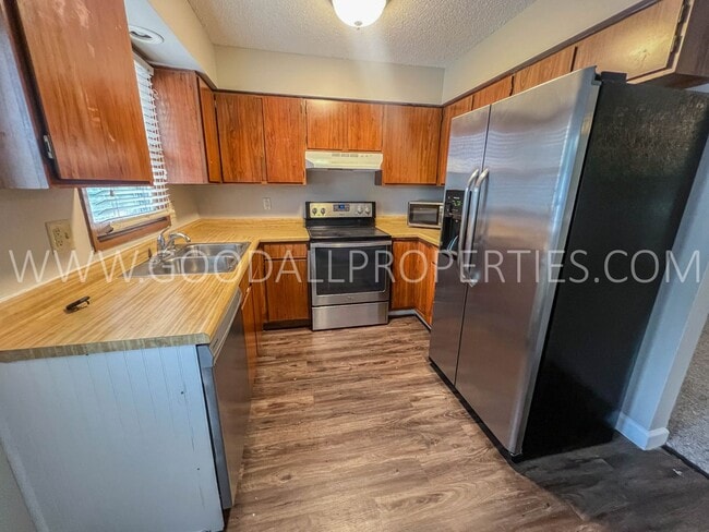 Building Photo - 4 Bedroom 2 Bathroom Home in Altoona with a 2-Car detached garage