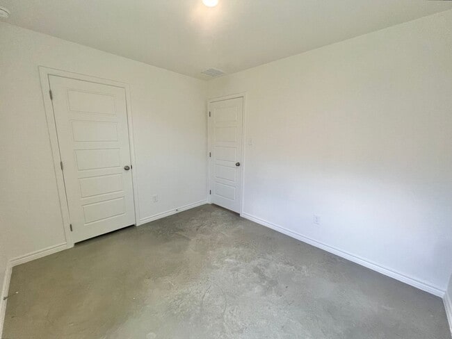 Building Photo - ** NEW / BEAUTIFUL / SPACIOUS / MODERN **