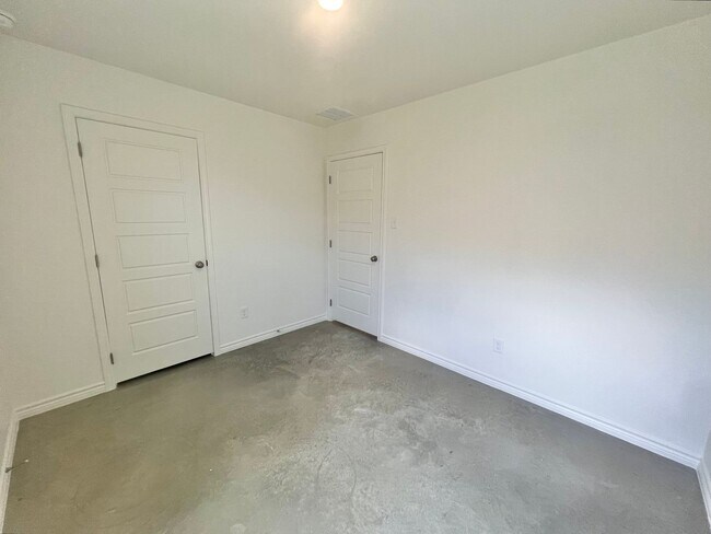Building Photo - New Build Duplex 3 Bed 2 Bath
