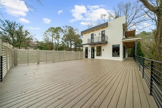 Building Photo - 942 Peachtree Battle Cir NW