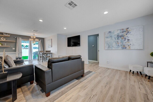 Building Photo - Fully Furnished or Unfurnished 3 BR / NO HOA