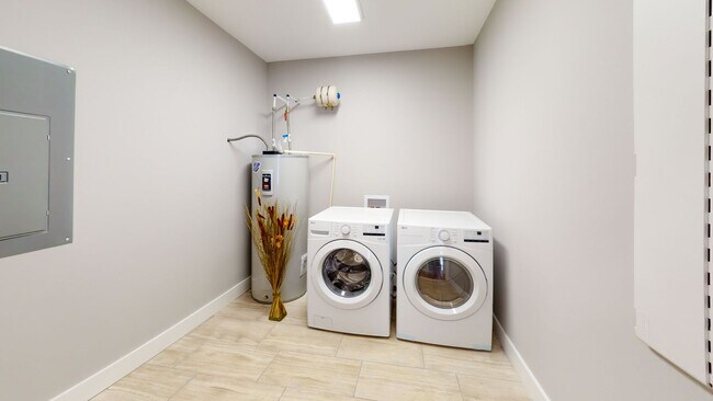 Building Photo - $1499 per Bedroom | 6BR/6BA Off Campus Hou...