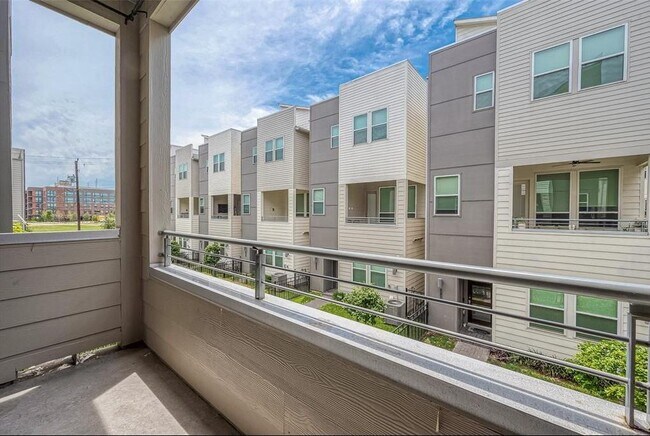 Building Photo - 2759 Clinton Dr