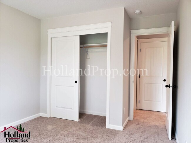 Building Photo - Spacious & Stylish 4-Bedroom Home with Mod...