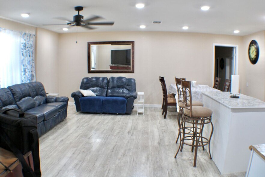 Building Photo - 1141 Katy St