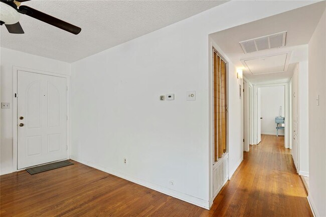 Building Photo - 402 Philco Dr