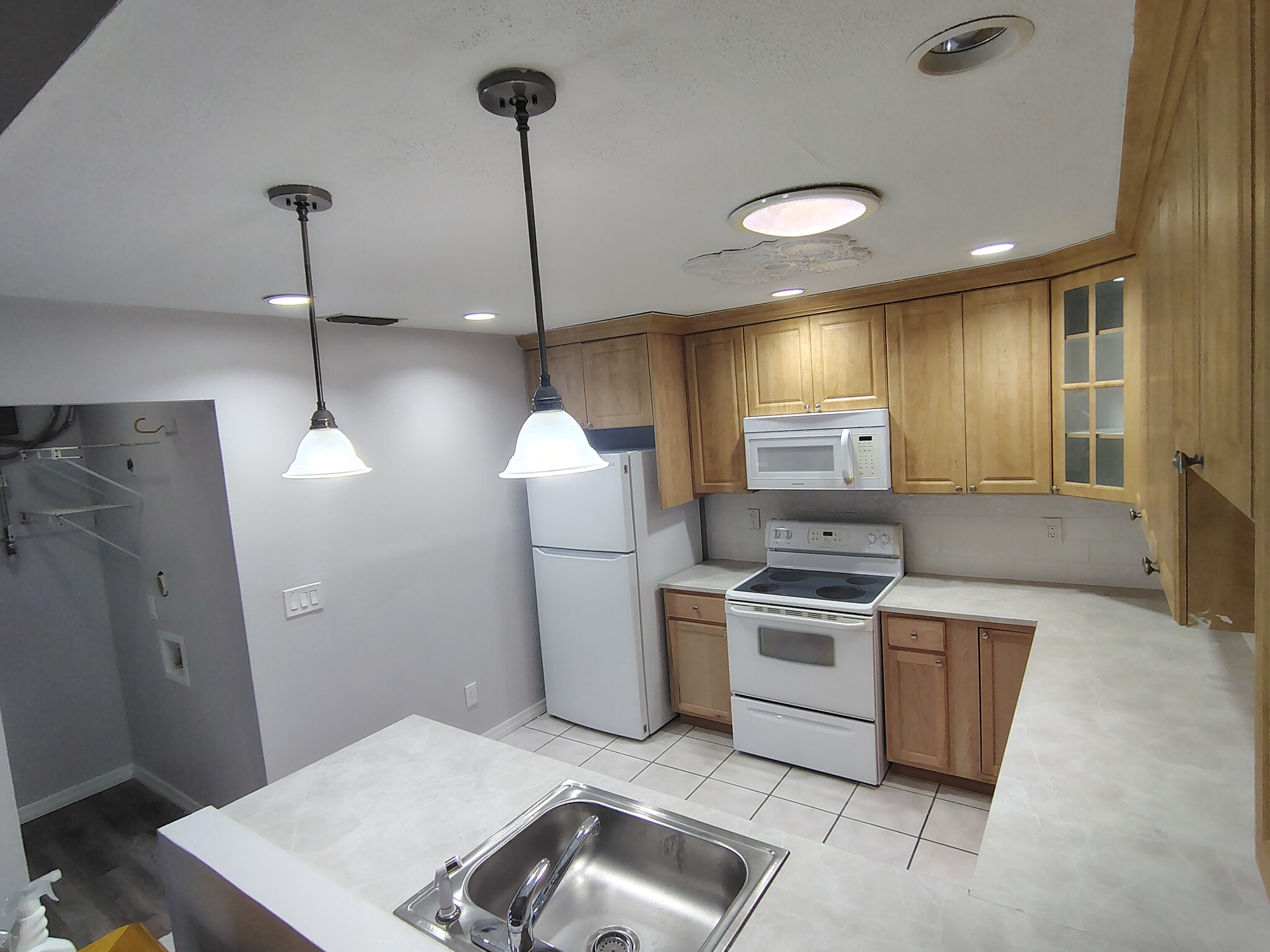 Building Photo - 5563 Foxlake Dr