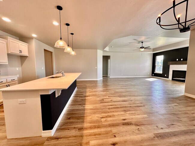 Building Photo - Spacious 4-Bedroom Home with Pool in Yukon