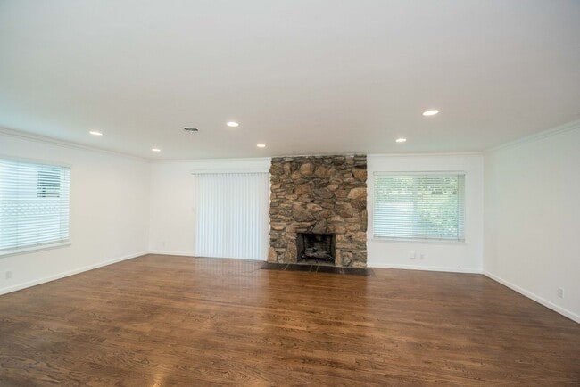 Building Photo - Newly Remodeled Single Family Home