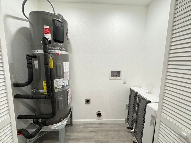 Building Photo - Stunning 2Bd/2Ba New Build in Riverside!