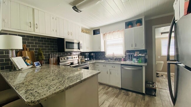 Building Photo - Three bedroom one bath!