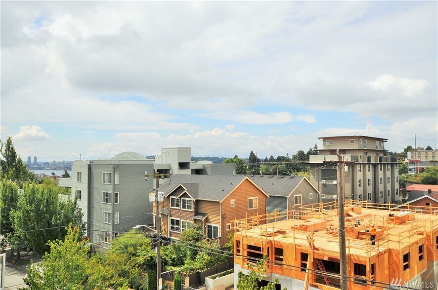 Building Photo - 4528 8th Ave NE