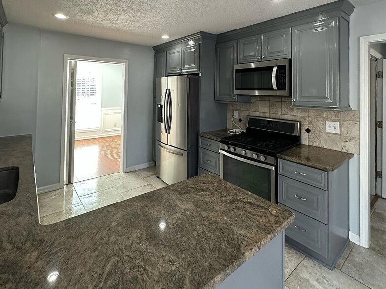 Building Photo - Room in House on Lakeview Rd